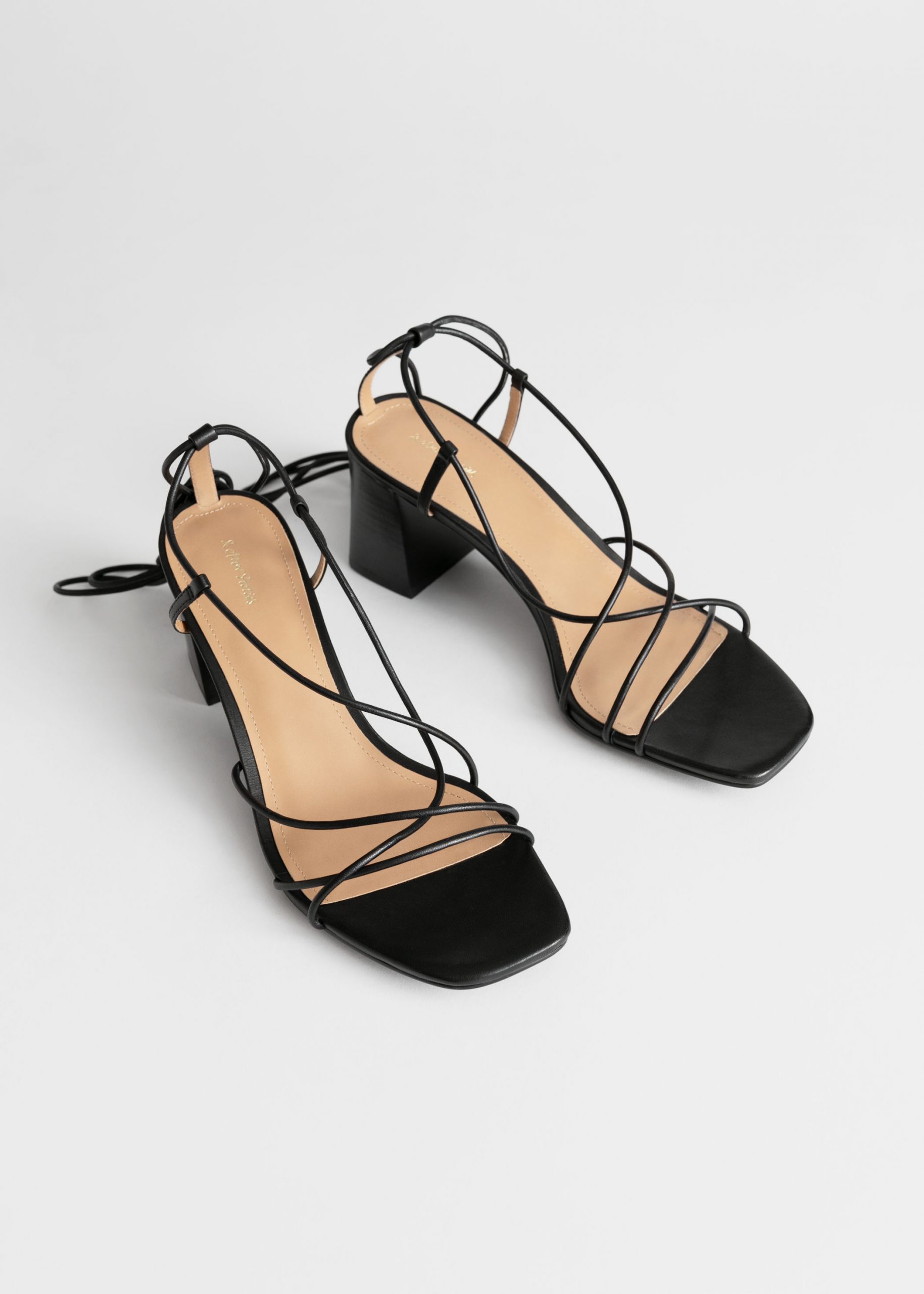 Sandalias negras de tacón con cordones y tiras de cuero -